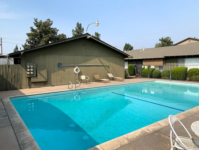 Building Photo - 3840 N Fruit Ave