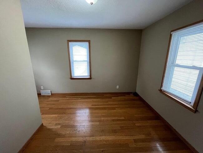 Building Photo - Gorgeous 2 Bedroom House with Massive Two Car Garage! Apply Today!