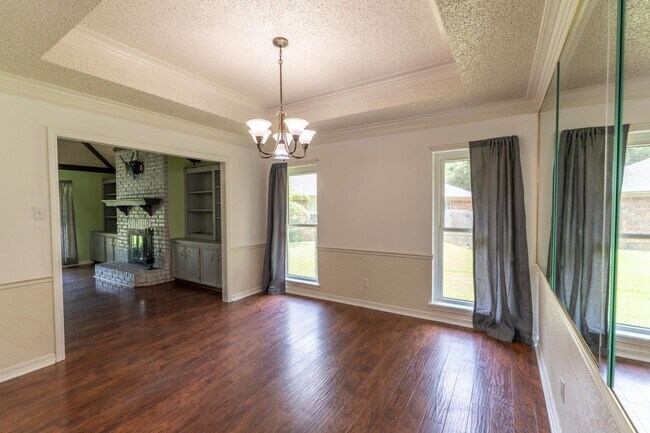 Building Photo - Charming 3 Bedroom Home in Dogwood Hills
