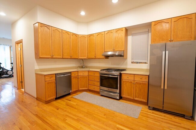 Building Photo - 3324 N Hoyne Ave