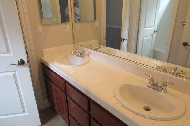 Building Photo - Gorgeous 5 Bed/4.5 Bath with Office in Perfect San Ramon Location