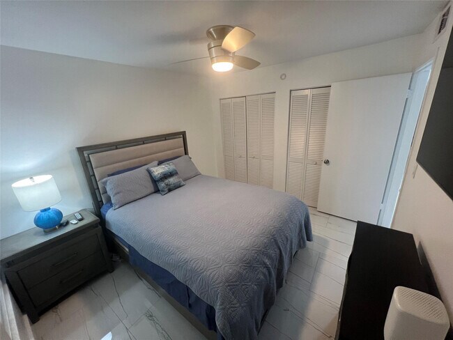 Building Photo - 2425 NW 33rd St