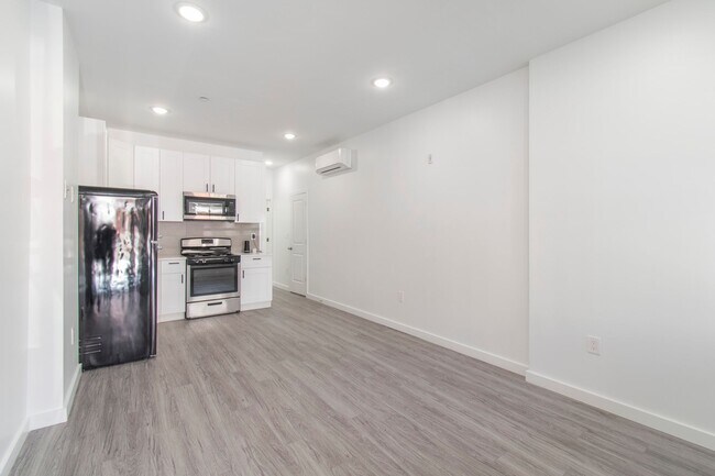 Building Photo - New! Renovated & Modern Apartment