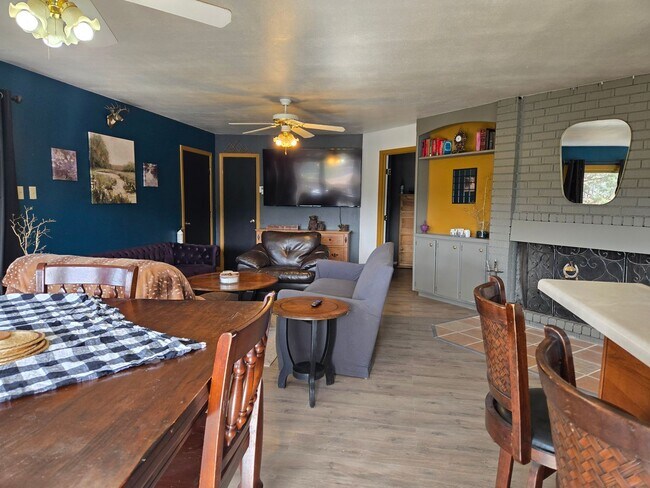 Building Photo - Furnished Four Bedroom Home With Sierra Bl...