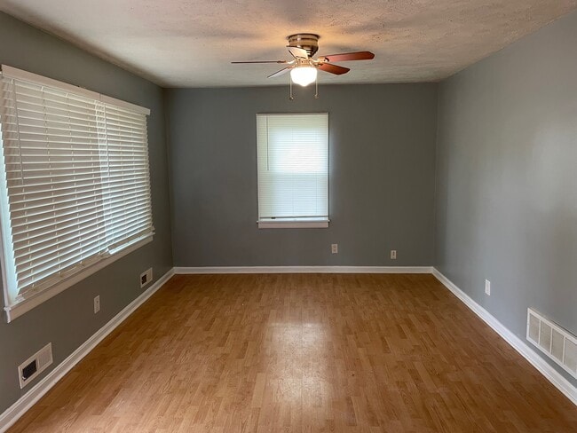 Building Photo - 13100 Meadowlawn Dr