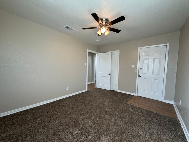 Building Photo - AVAILABLE NOW 2 BEDROOM 1 BATH WITH BONUS/FLEX ROOM IN SOUTH FORT WORTH
