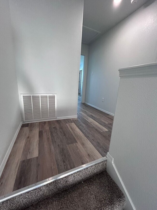 Building Photo - COX-NORTHRIDGE DR-2