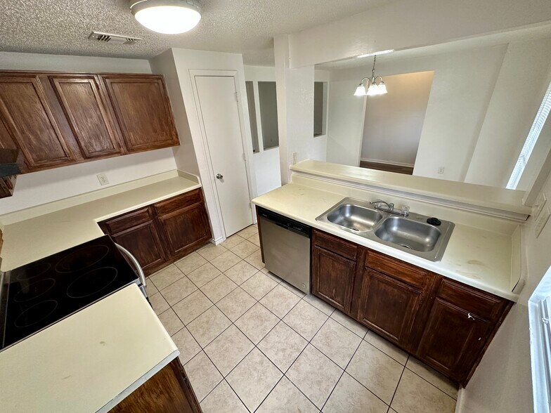 Kitchen - 3820 Bigleaf Ln
