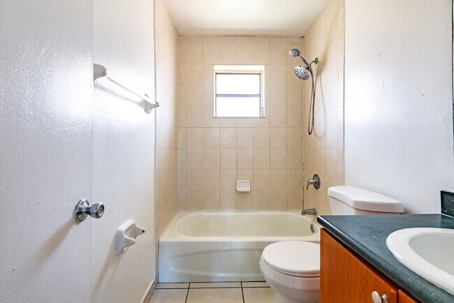 Building Photo - Bright & Spacious 1BR Near Everything You ...