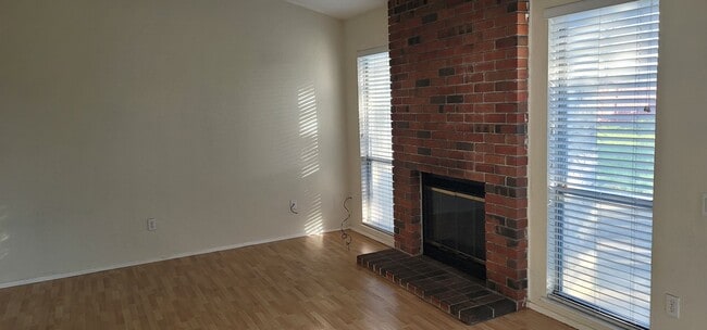 Building Photo - House For Rent!