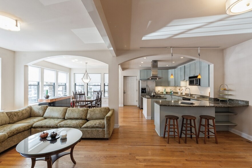 Building Photo - 645 W Bittersweet Pl