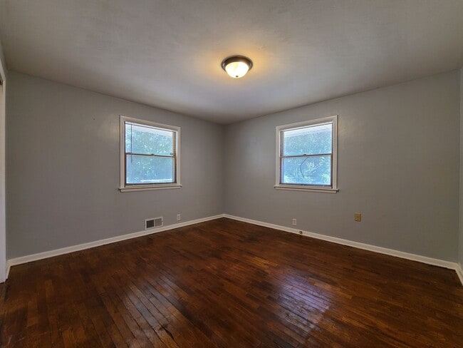 Building Photo - Spacious 4-Bed, 1.5-Bath Home in Benton Ha...