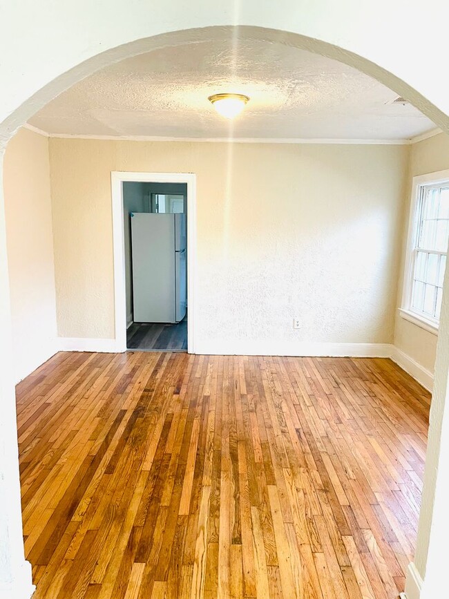 Building Photo - ** 3 bed 1 bath located close to Jackson H...