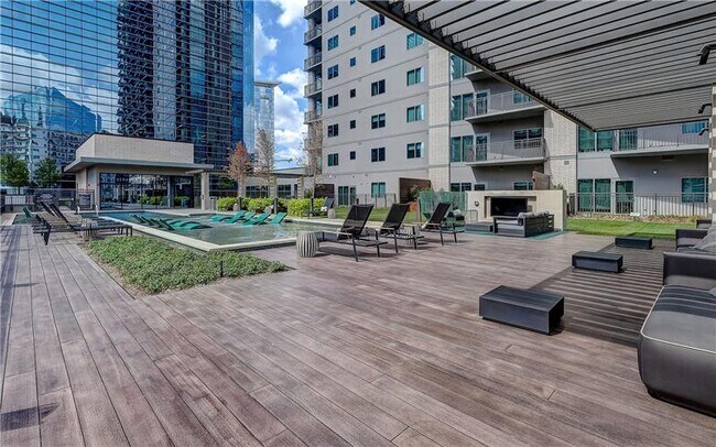 Building Photo - 2322 N Akard St