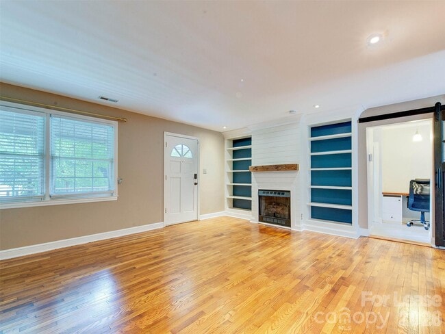 Building Photo - 2329 Kingsbury Dr