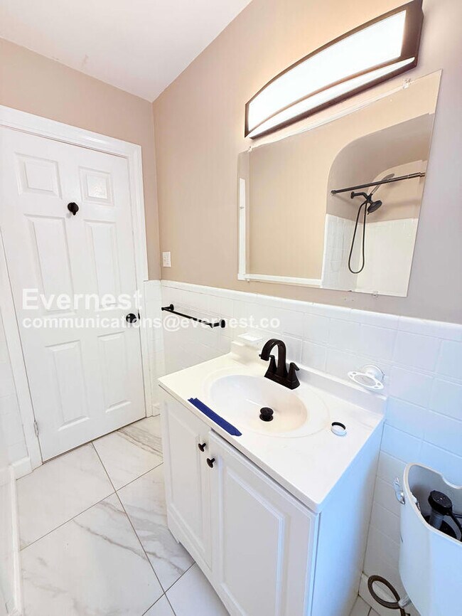 Building Photo - 15472 Lauder St