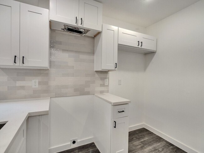 Building Photo - ? Spacious & Stylish 3-Bed Home – Garage Included! ?