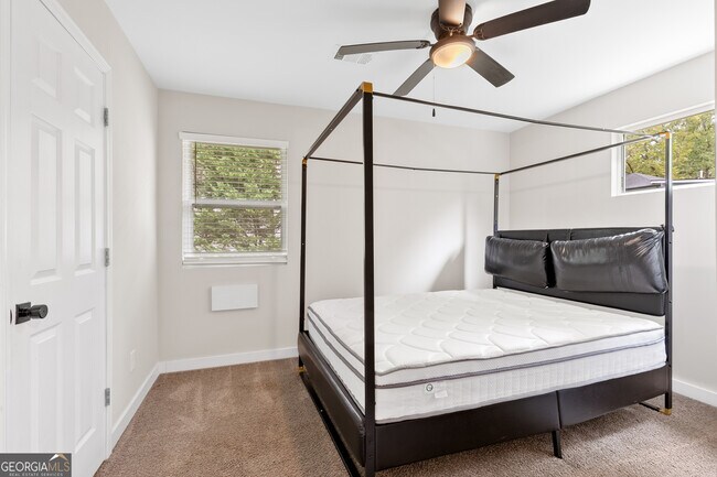 Building Photo - 1887 E Farris Ave