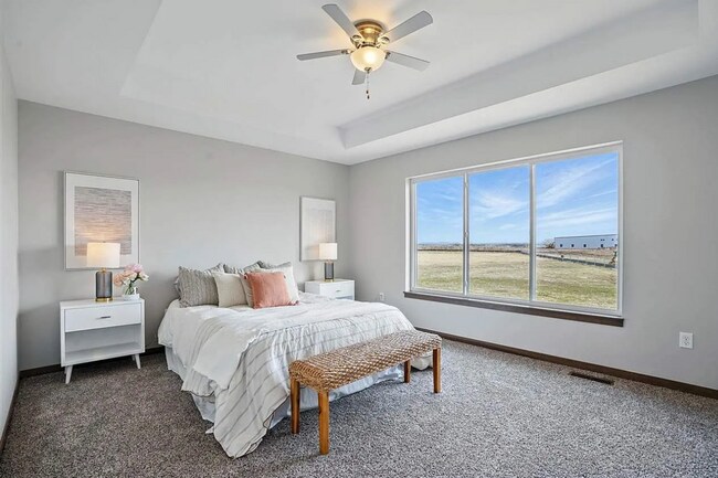 Building Photo - Spacious 3 BR/3Bath Townhome