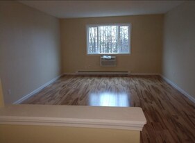 Building Photo - 80 Claudia Dr