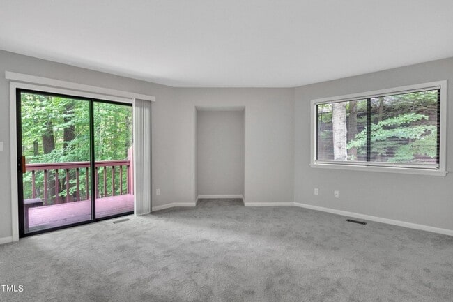 Building Photo - Spacious and Renovated 3BR Townhome in Cha...