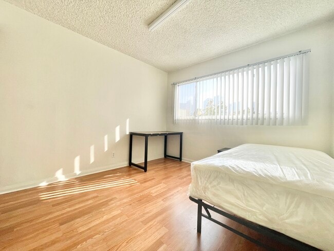 Building Photo - 933 Grattan St