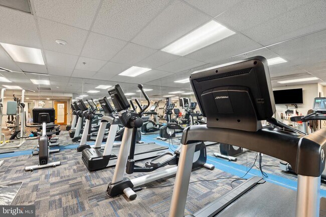 Building Photo - 200 Lombard St