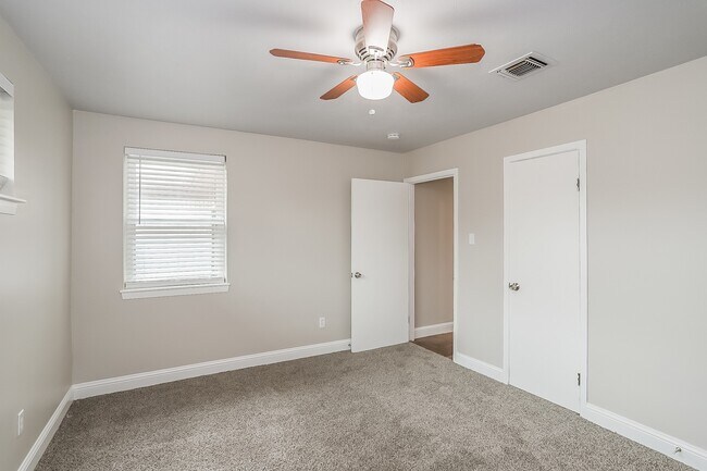 Building Photo - 10819 Sagewind Dr
