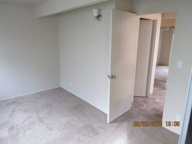 Building Photo - (690) Circle Court - 1 Bedroom / 1 Bathroom