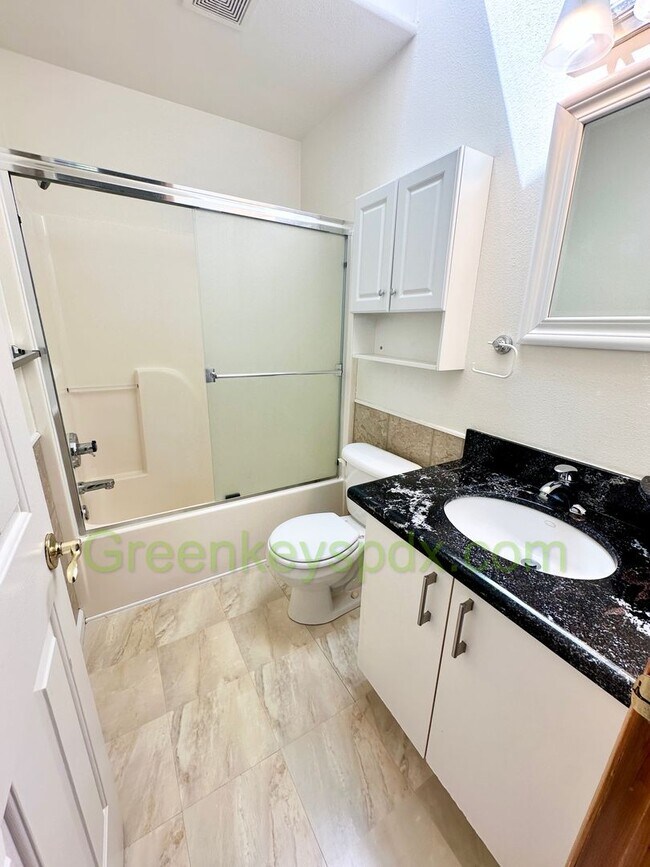 Building Photo - Beautiful 3-Bedroom House with 2.5 Bathroo...