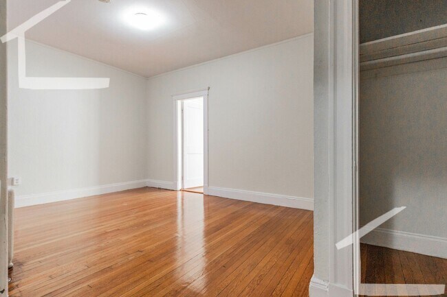 Building Photo - Spacious 1-Bedroom, Bright Unit in Fenway