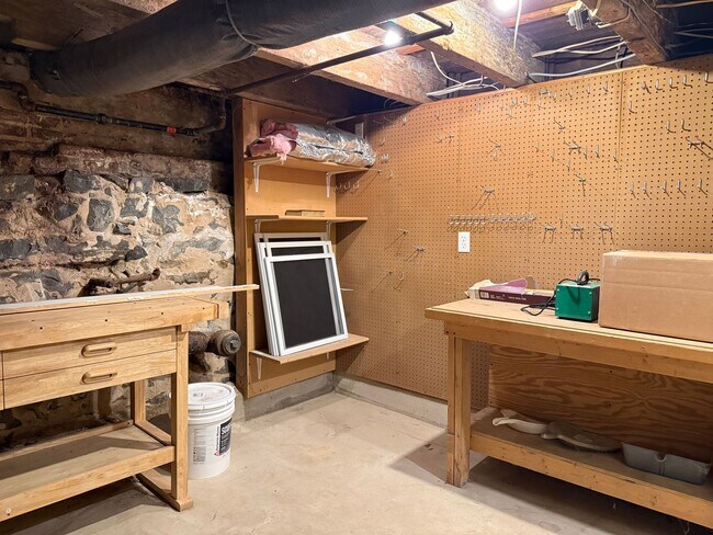Building Photo - Beautifully Renovated 2 bedroom Tiny Home - End-of-Row Unit w/ Laundry!