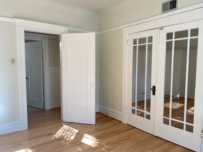 Building Photo - Renovated Top Floor 1BR/1BA. Dual-Pane Bay Windows. Backyard!