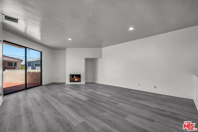 Building Photo - 7301 Vista Del Mar