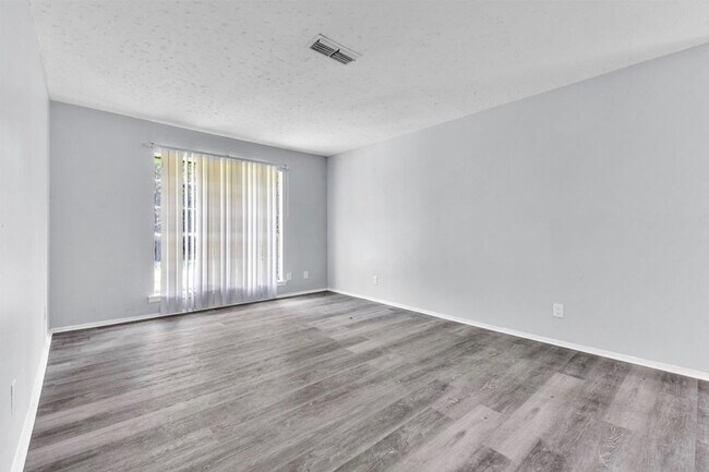Building Photo - 701 Southlawn Dr