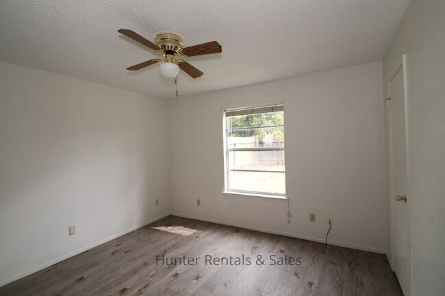 Building Photo - 1604 Cedarhill Dr