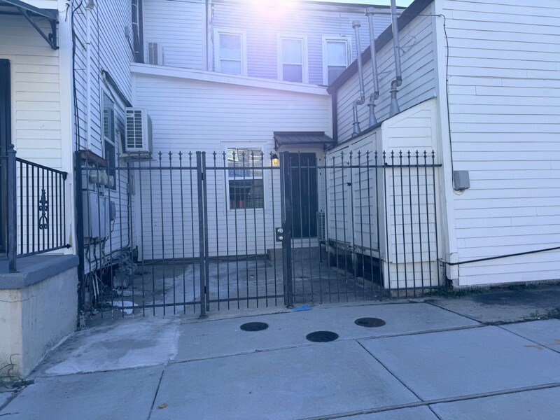 Building Photo - 910 N Rocheblave St