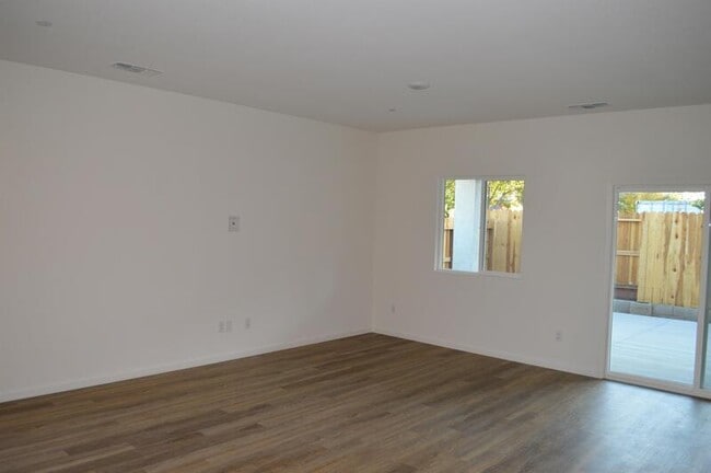 Building Photo - 573 Bedfordshire Dr