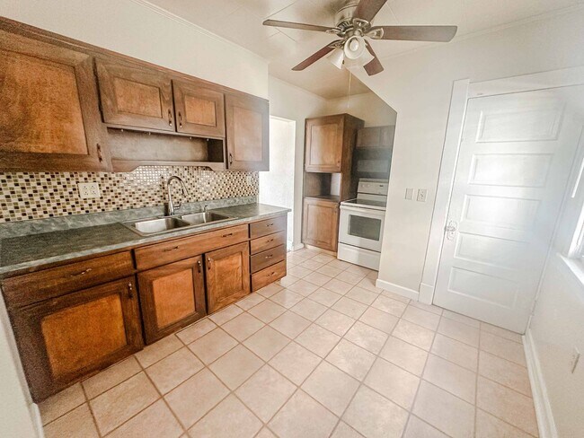 Building Photo - Three bedroom home available for move in. Well kept, clean, and ready to go!