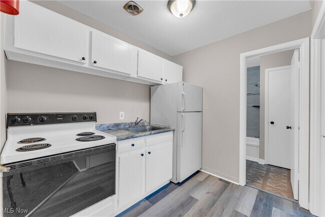 Building Photo - 1415 Wyandotte Ave