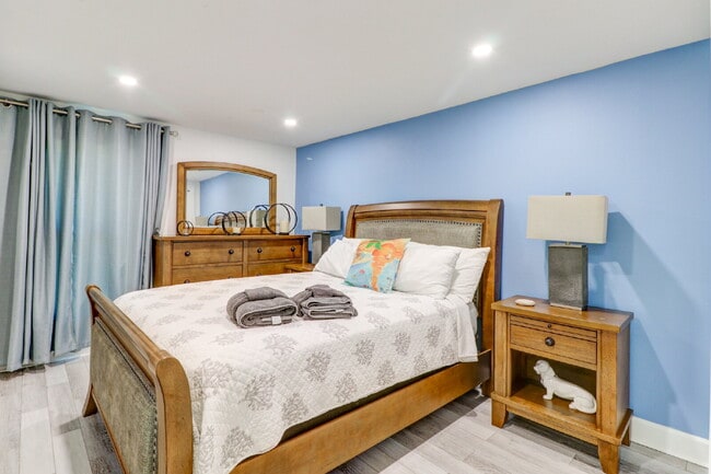 Building Photo - Fully Furnished 4-Bedroom Pool Home with Golf Course Views in Northdale