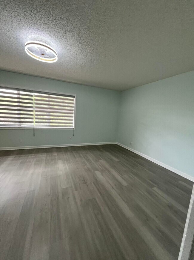Building Photo - 4305 Coral Springs Dr