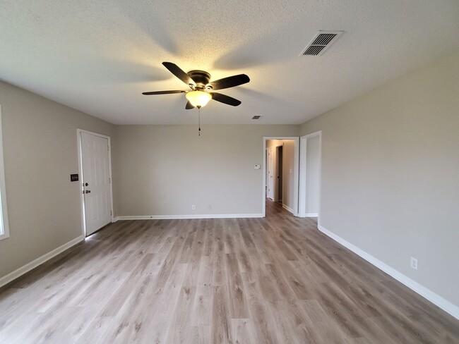 Building Photo - $1200.00 Beautiful 3 Bedroom 1.5 Bath Ranc...