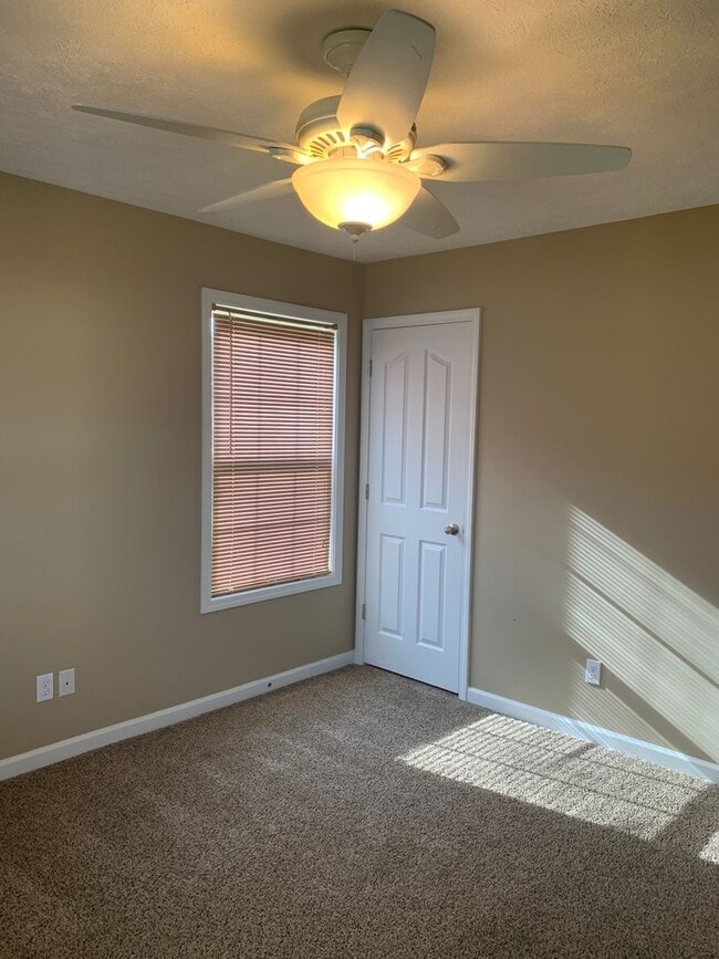 Building Photo - 3 Bedroom in GREAT LOCATION in the Center ...