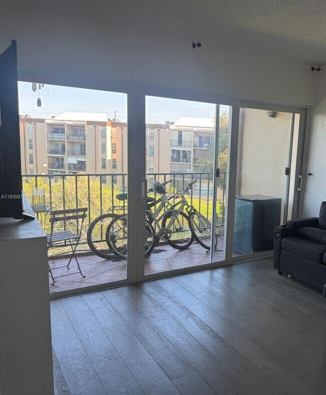 Building Photo - 8897 Fontainebleau Blvd