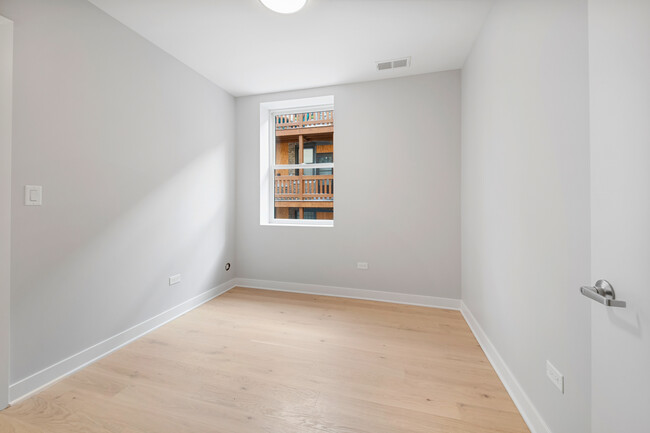 Building Photo - 4637 N Ashland Ave