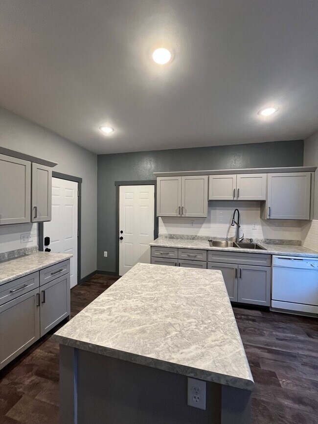 Building Photo - 532 Otter Ave