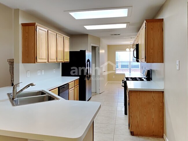 Building Photo - 737 Oak Dale Ave