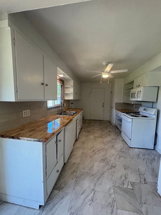 Building Photo - 3 bed 1 bath with large back yard - sewer ...