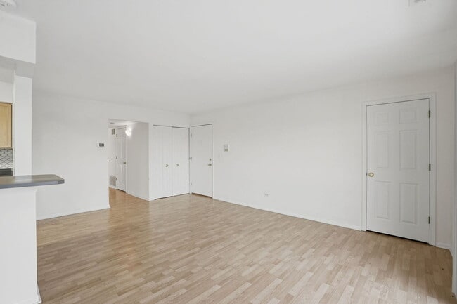 Building Photo - 209 W Ct of Shorewood